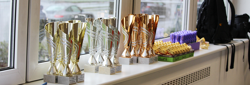 Foto der Pokale des internen Oster-Randori 2022 Turniers des Karate Club Wedding. Die Pokale stehen auf einem Fensterbrett.