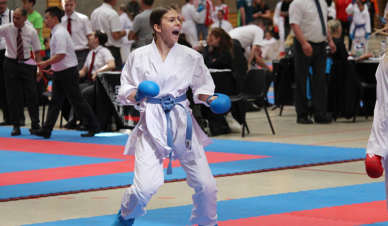 Eine engagierte weibliche Karateka in Aktion während des Berlin Open 2023 (Karate).