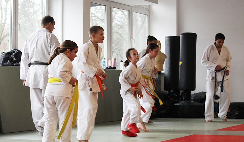 Das Bild zeigt mehrere Karateka, die sich beim Karatetraining befinden.