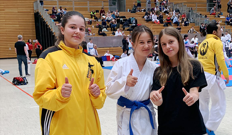 Drei talentierte Schülerinnen des Karate Club Wedding in Aktion beim Berlin-Open 2023 Turnier.